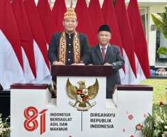 Ade Abdul Rochim Upacara HUT RI di Istana Negara Mengenakan Pakaian Adat Pesisir Barat