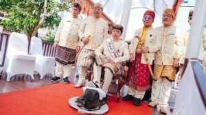 Jokowi Terima Gelar Adat Baginda Pemuka Bangsa di Lampung
