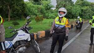 Macet di Tengah Hujan Deras, Tim Urai Lalu Lintas Operasi Lilin Candi 2025 Sigap Bantu Sopir Truk Mogok