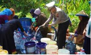 Polrestabes Semarang Salurkan Air Bersih & Sembako di Jabungan