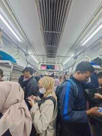 Ketika Privasi Lenyap Karena Sekilas Lirik di Transportasi Umum